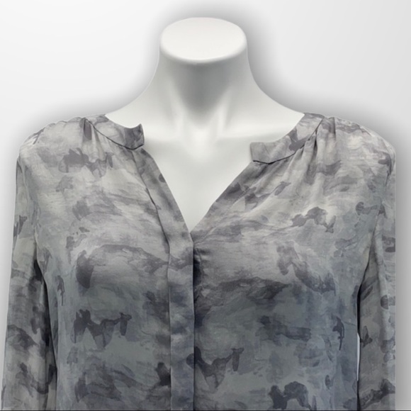 ARITZIA Babaton Button Down Blouse Size Small - Picture 3 of 11
